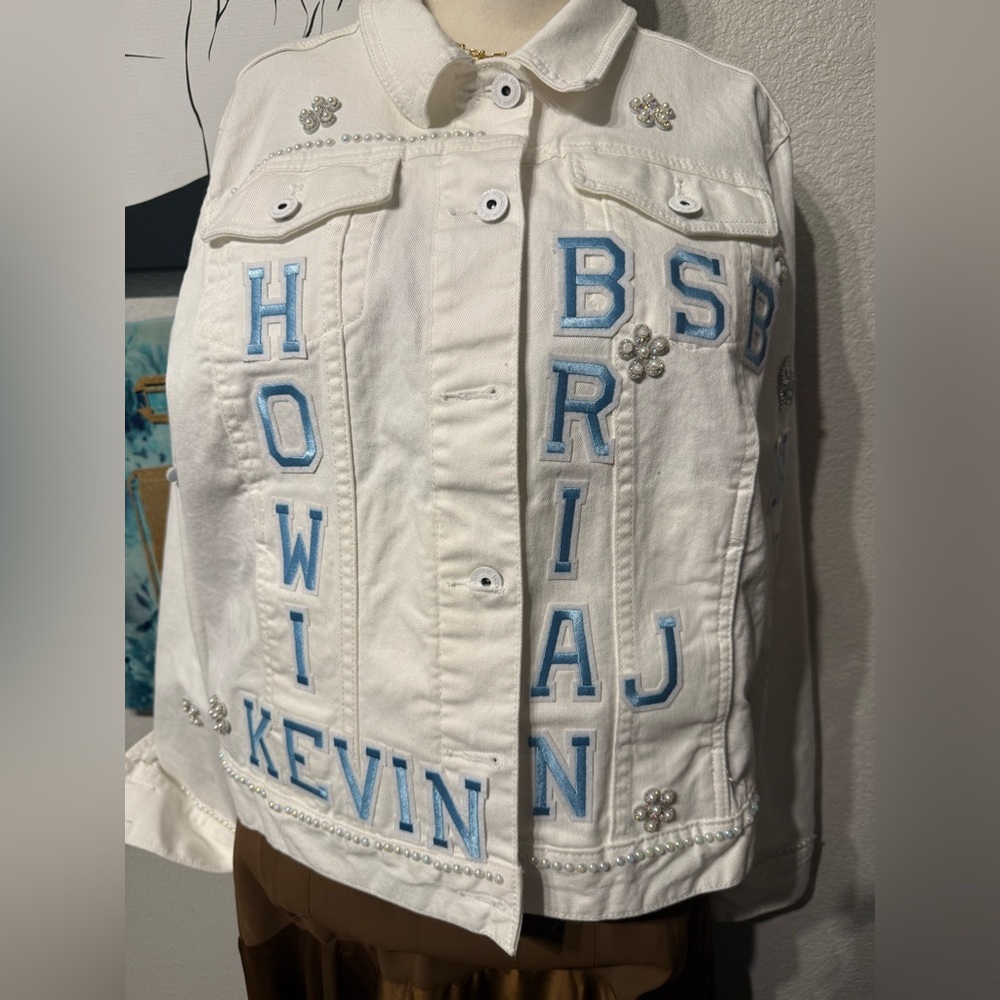 Liz Claiborne White Jacket with Subtle Blue Accents